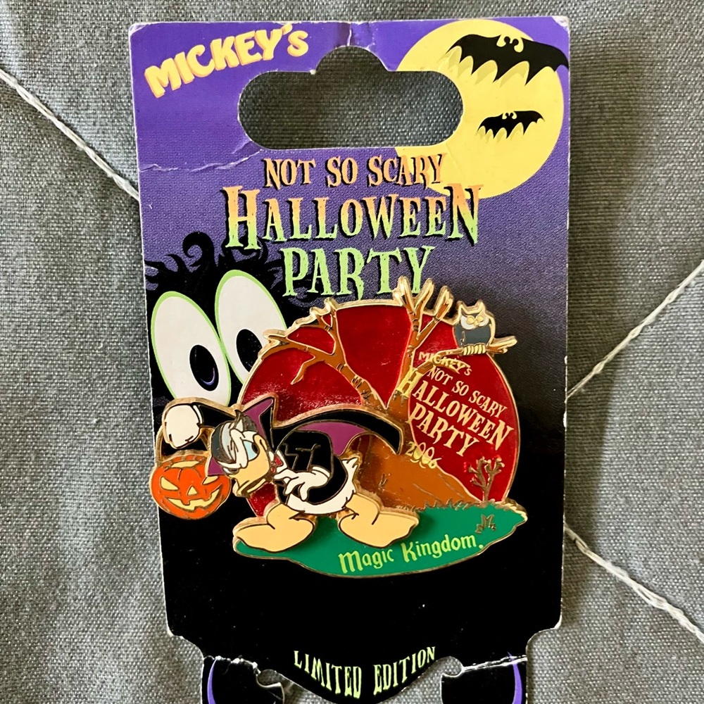 Limited Edition Halloween Party Disney pin